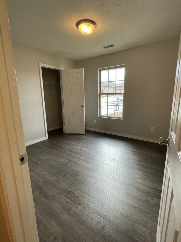 Building Photo - 752 N Cox Ave
