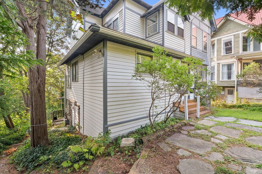 Building Photo - 402 University Ave