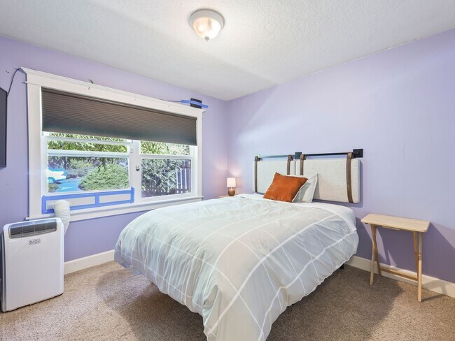 Building Photo - Gorgeous Renovated SW Maplewood Neighborhood Home ~ Finished basement, Entertainers Backyard, nex...