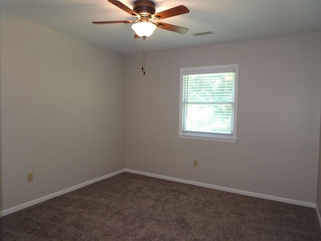 Building Photo - 3 Bedroom 2.5 bath Townhome rental in Rale...