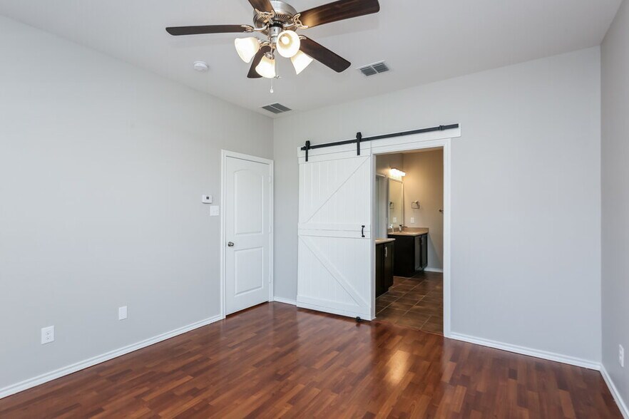 Building Photo - 10965 Colonial Heights Ln