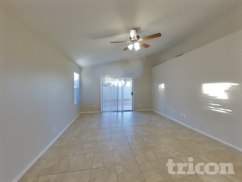 Building Photo - 525 N Val Vista Dr