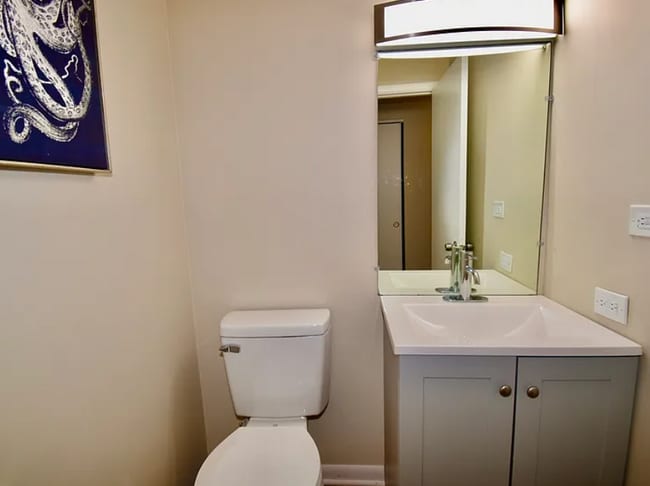 Building Photo - 651 White Ct