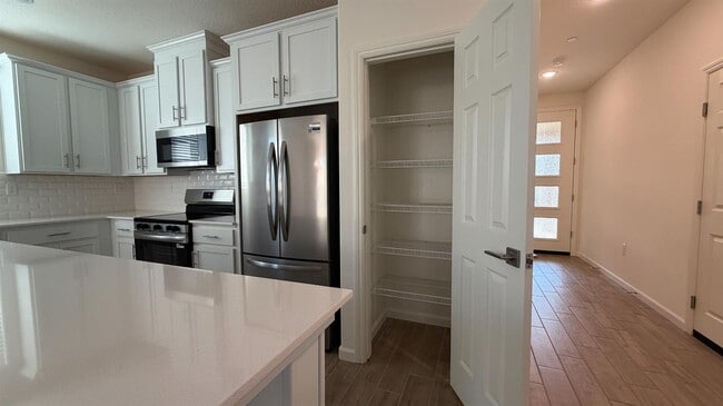 Building Photo - 2153 N Renn Ave