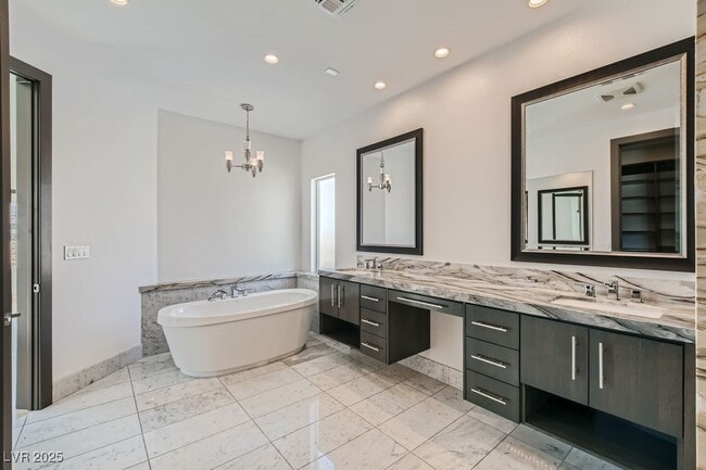 Building Photo - 729 Pinnacle Heights Ln