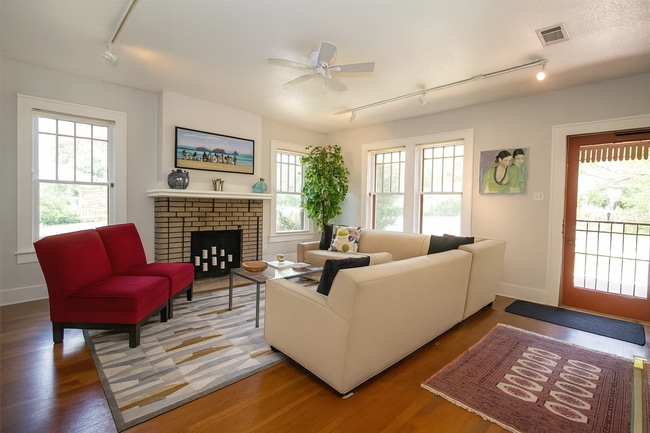 Building Photo - 1006 1/2 W 22nd St