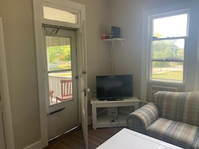 Building Photo - 3 bedroom, 2 bath House - Available August...