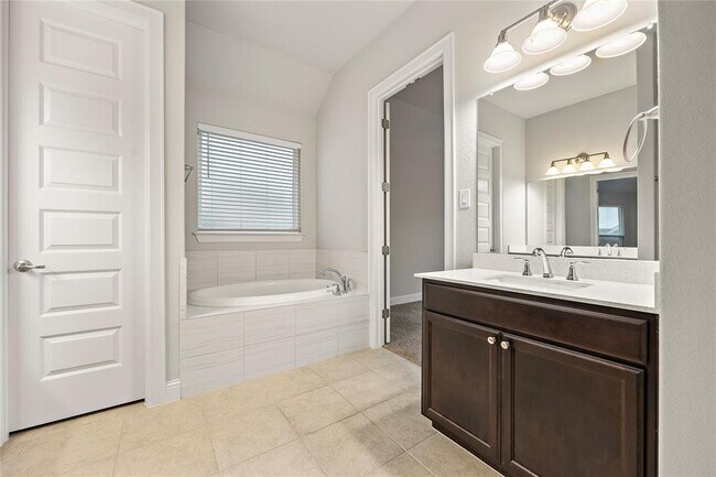 Building Photo - 2004 Highland Ridge Rd