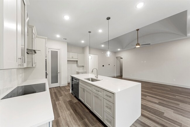Building Photo - 2089 Abela Dr