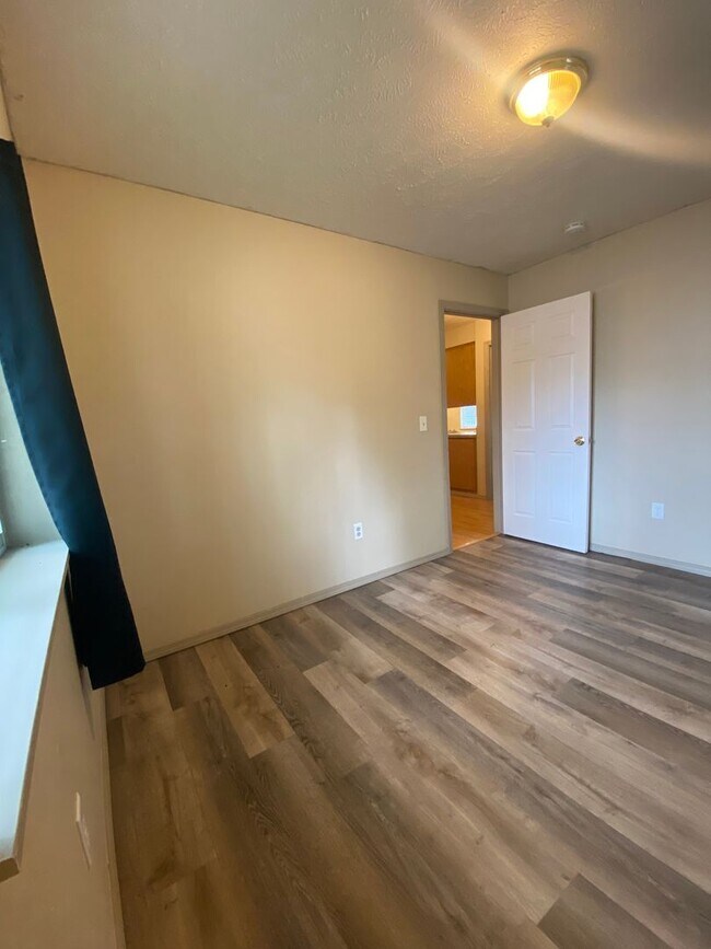 Building Photo - Upper unit-3 bed /2 bath triplex Cheney