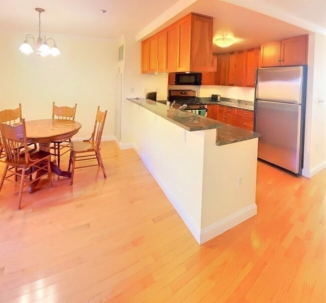 Building Photo - 2 St Paul St