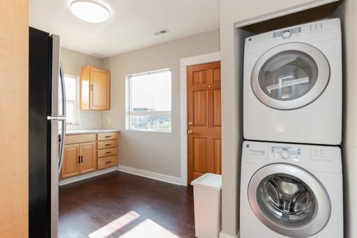 Building Photo - Bright 2 bedroom 1 bathroom Queen Anne Apartment with skyline views