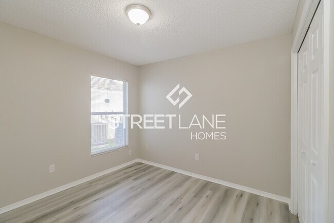 Building Photo - ONE MONTH FREE!!