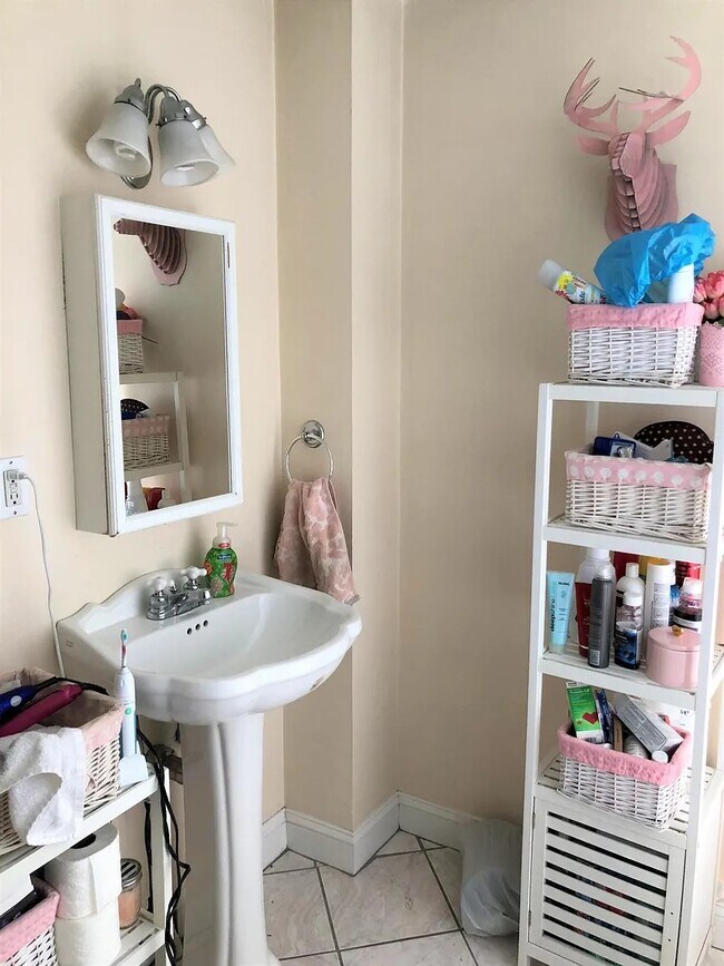 Building Photo - 2 Church Ave