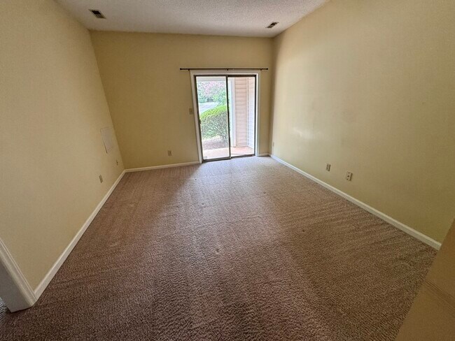Building Photo - Beautiful Spacious 1st floor Condo! Amenity Access included!