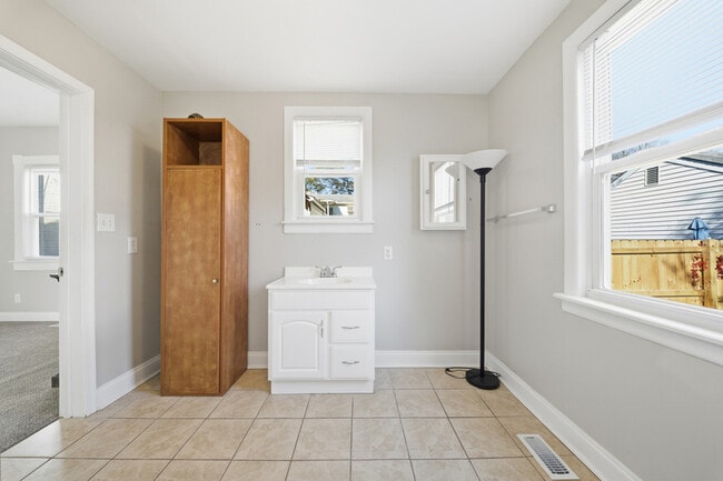 Building Photo - 146 W Seaview Ave