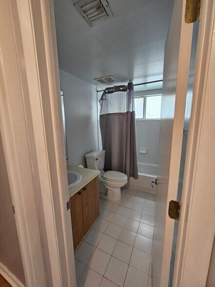 Building Photo - 6905 Bay Dr