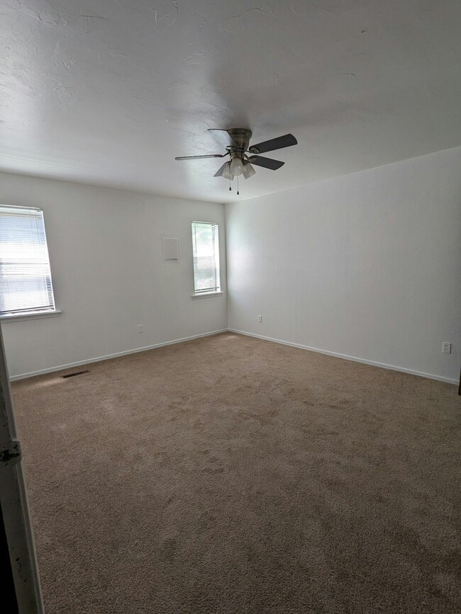 Building Photo - 304 Vicksburg Cir