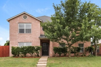 Building Photo - 824 Willow Wood Dr