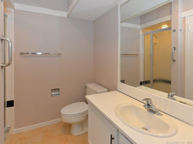 Building Photo - 994 Heritage Vlg