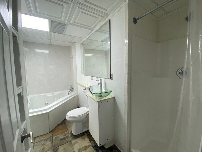 Building Photo - Spacious 3 Bedroom Home w/ 3 Full Baths