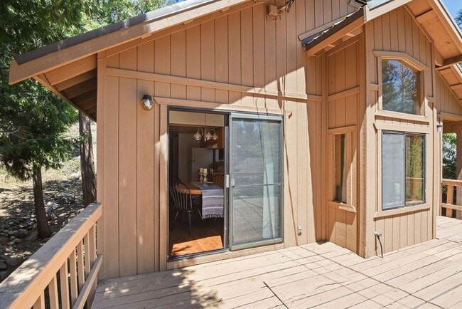 Building Photo - Cozy Armstrong Tract Long Term Furnished L...