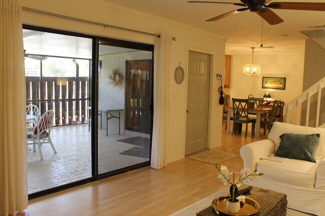 Building Photo - 301 SE Castle Ct