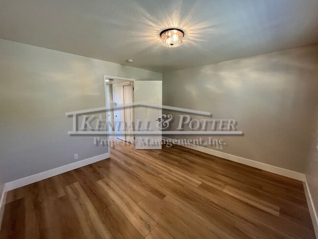 Building Photo - Beautifully Remodeled 4 Bed/2 Full Bath + ...