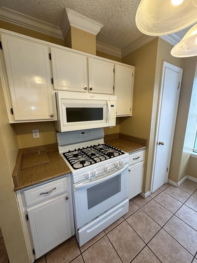 Building Photo - 924 Lawton Ct