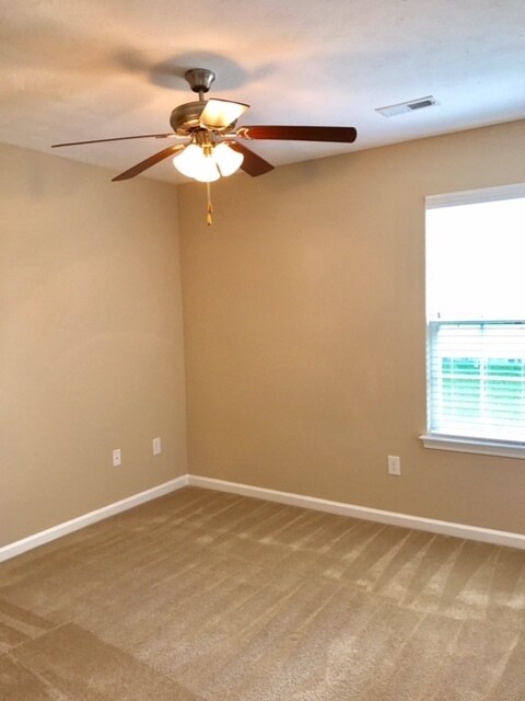 Building Photo - Move In Ready! 3 Bedrooms, 2 Baths & garage!