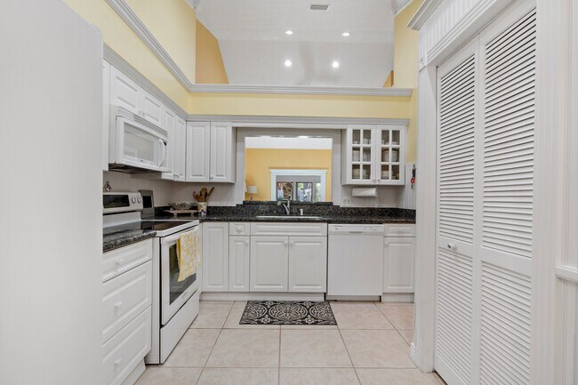 Building Photo - 470 9th Pl