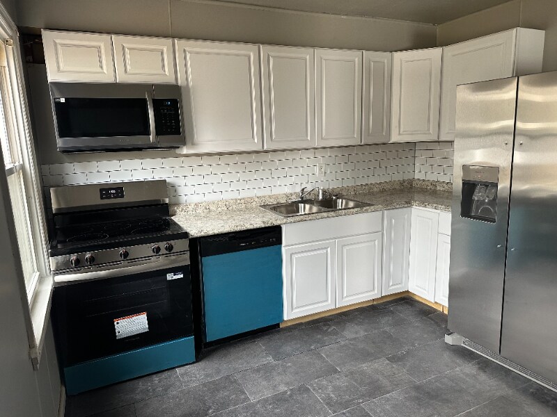 Building Photo - 458 Plaza Ave