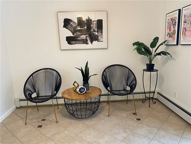 Building Photo - 33 Suburban Dr