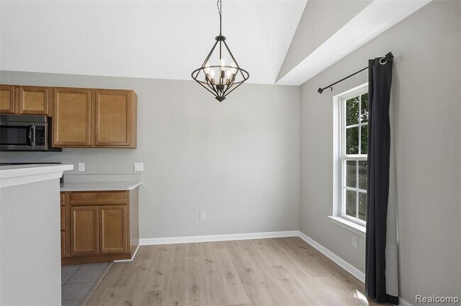 Building Photo - 606 Olde English Cir