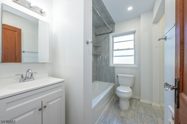 Building Photo - 176 Grove Ave