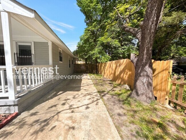 Building Photo - 667 Sevier St