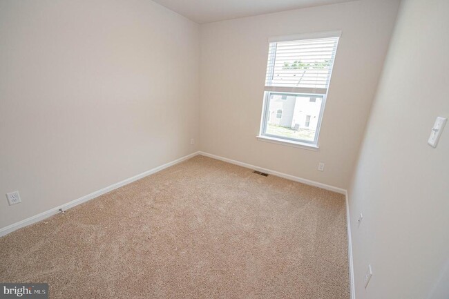 Building Photo - 128 Willowtree Ln