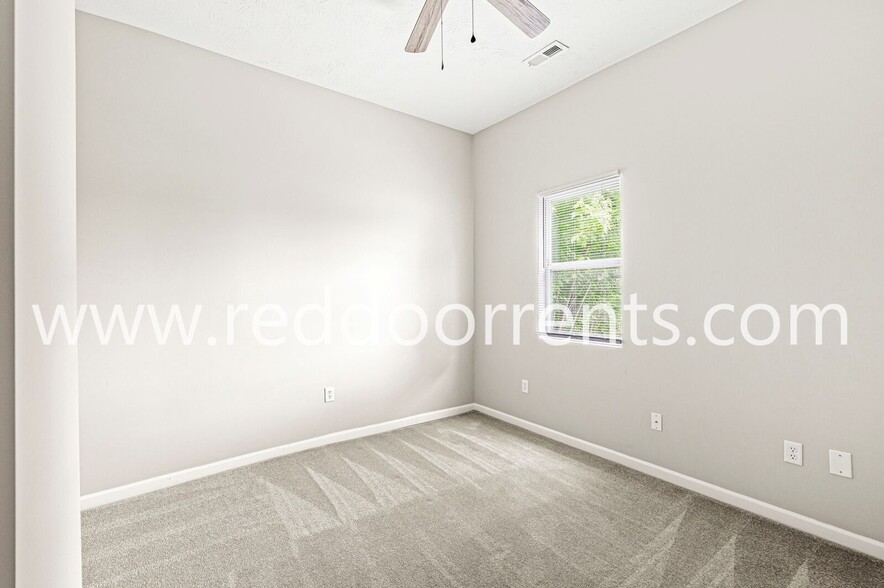 Building Photo - 2345 N Kenwood Ave