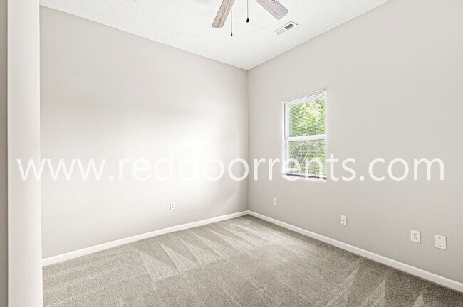 Building Photo - 2345 N Kenwood Ave