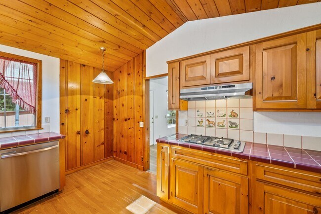 Building Photo - 475 Riverview Dr