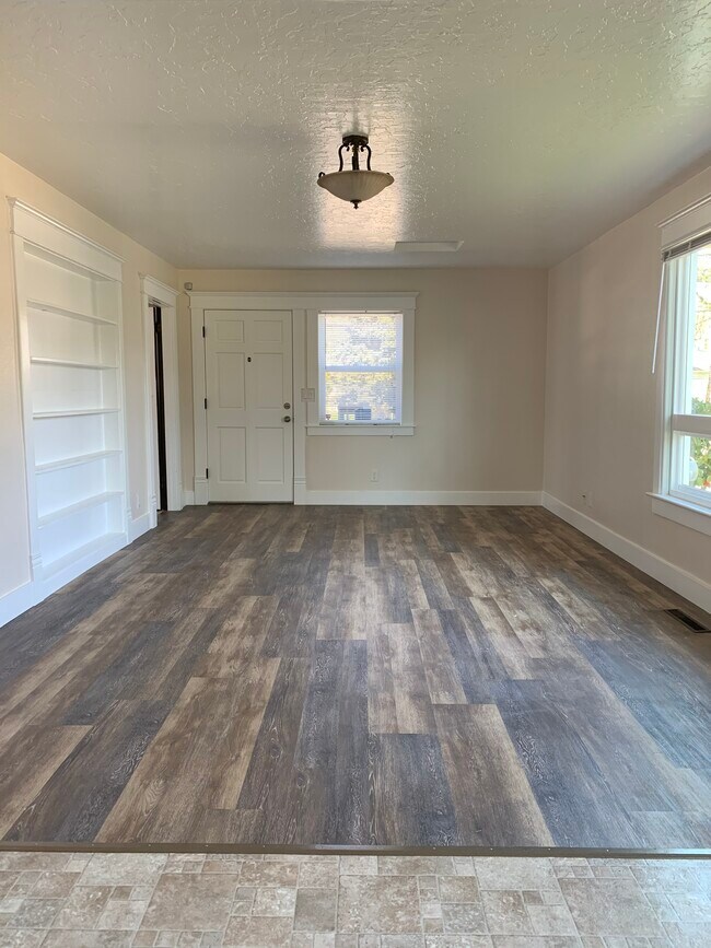 Living Room - 304 W Illinois St