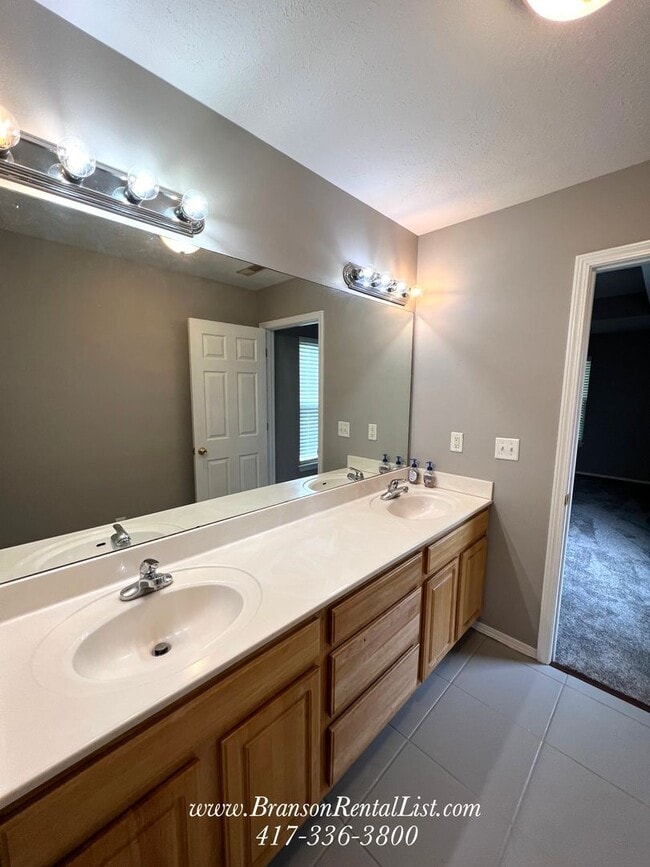 Building Photo - Newly Remodeled 3BR/2BA