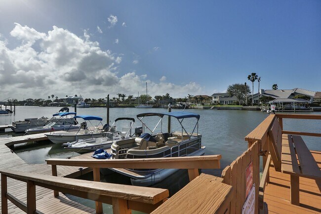 Building Photo - Intracoastal 2 bed/ 2 ba condo with lots of ammenities