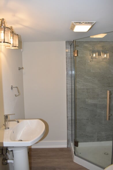 Lower Level Bathroom - 623 N Northwest Hwy