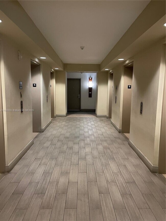 Building Photo - 1750 N Bayshore Dr