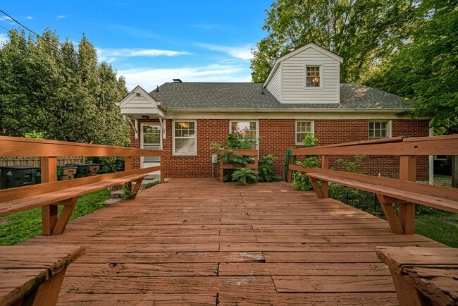 Building Photo - Charming 4BE/2BA home in the fantastic est...