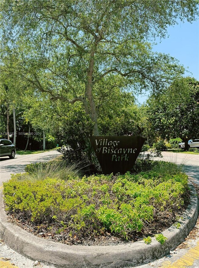 Building Photo - 1075 NE 120th St