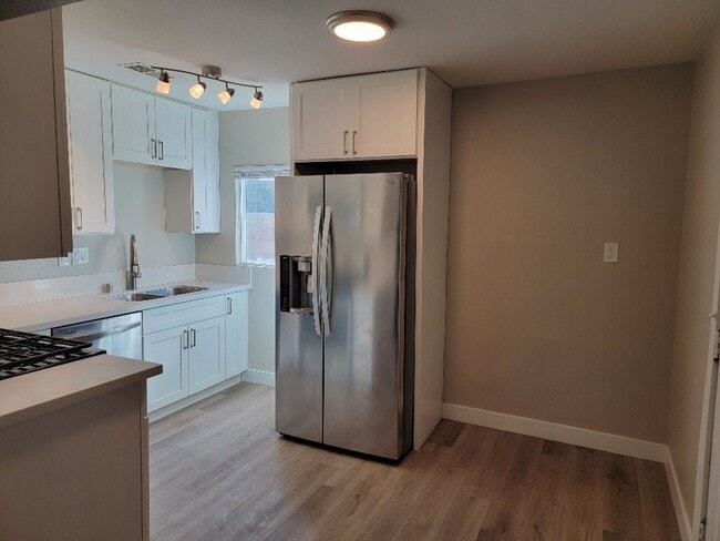 Building Photo - 3 BEDROOM**UPGRADES*CLOSE TO AREA SCHOOLS ...