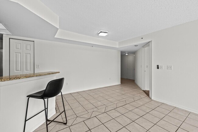 Building Photo - 300 Crestwood Ct N