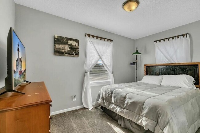 Building Photo - 401 7th Ave S